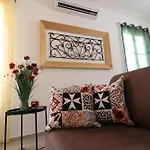 Дом отдыха Sengleana - Bright Terraced House By The Marina, With Lift - Optional Guided Tours & Spa Services