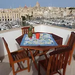 Дом отдыха Sengleana - Bright Terraced House By The Marina, With Lift - Optional Guided Tours & Spa Services Сенглея