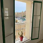 Дом отдыха Sengleana - Bright Terraced House By The Marina, With Lift - Optional Guided Tours & Spa Services *