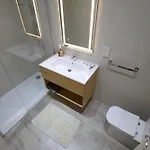 Дом отдыха Sengleana - Bright Terraced House By The Marina, With Lift - Optional Guided Tours & Spa Services Сенглея