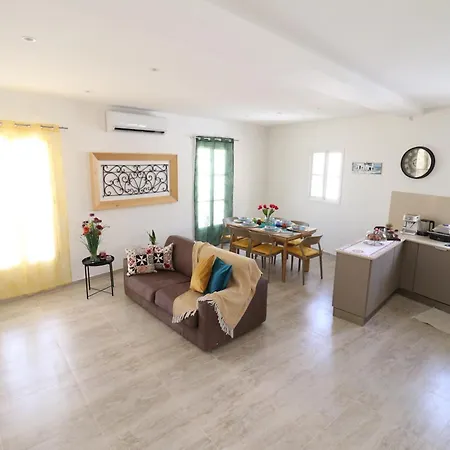 Дом отдыха Sengleana - Bright Terraced House By The Marina, With Lift - Optional Guided Tours & Spa Services *