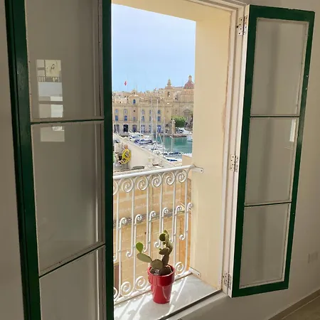 Hébergement de vacances Sengleana - Bright Terraced House By The Marina, With Lift - Optional Guided Tours & Spa Services *