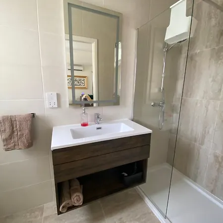 Sengleana - Bright Terraced House By The Marina, With Lift - Optional Guided Tours & Spa Services *