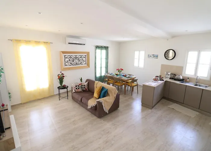 Nyaraló Sengleana - Bright Terraced House By The Marina, With Lift - Optional Guided Tours & Spa Services *