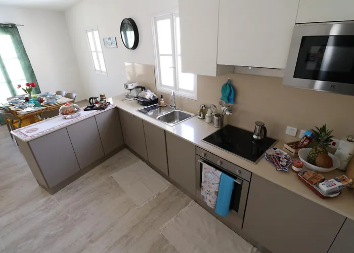 Nyaraló Sengleana - Bright Terraced House By The Marina, With Lift - Optional Guided Tours & Spa Services