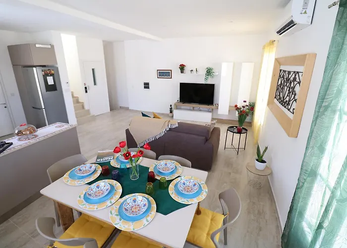 Sengleana - Bright Terraced House By The Marina, With Lift - Optional Guided Tours & Spa Services