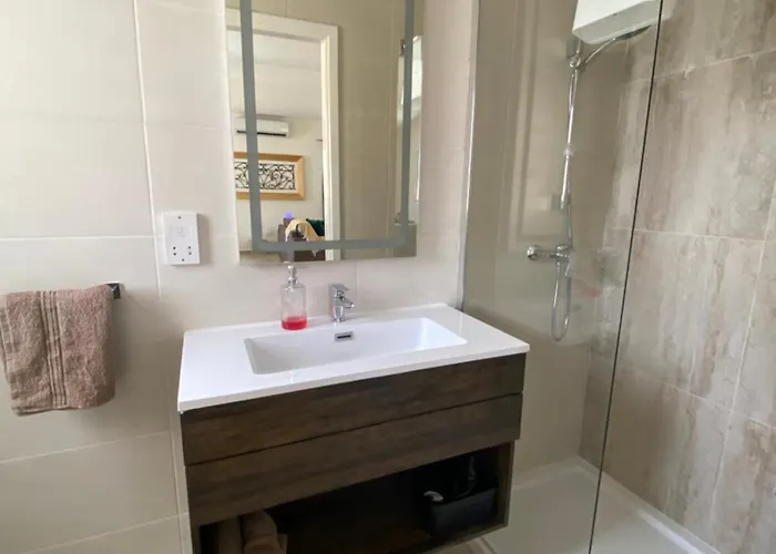 Sengleana - Bright Terraced House By The Marina, With Lift - Optional Guided Tours & Spa Services *